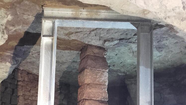 Die Decke im Prügeler Gewölbekeller wird aus Sicherheitsgründen mit einer Stahlkonstruktion abgestützt. Die Tonnagebeschränkung für die Ortsstraße konnte dadurch aufgehoben werden. Foto: Stephan Stöckel.