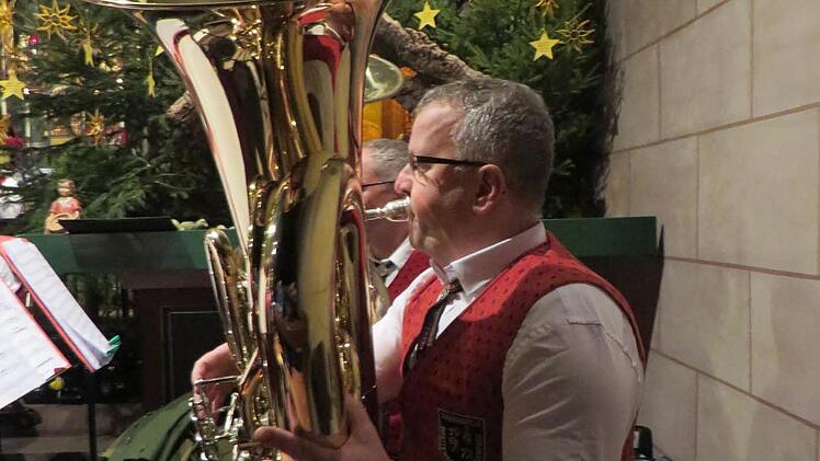 Paul Weber vom tiefen Blech mit seiner Tuba  Foto: Inge Morschhäuser