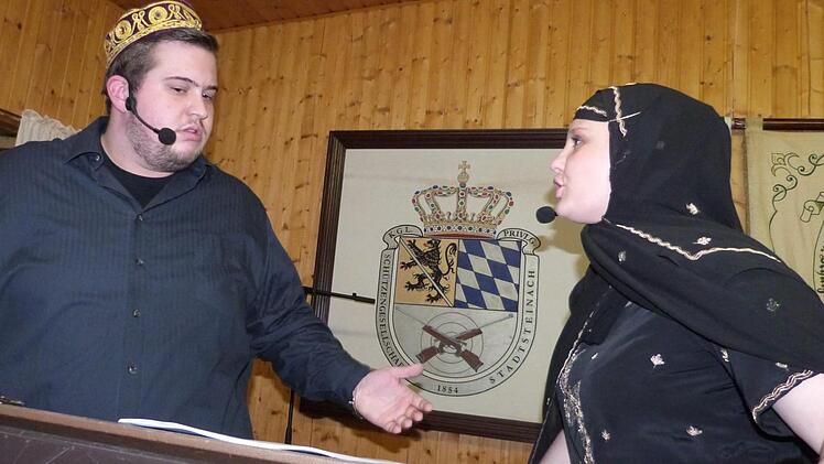 Ein Lacherfolg: Aishe und Ekrem (Mona-Isabelle und Nicolas Peter). Foto: Werner Reißaus