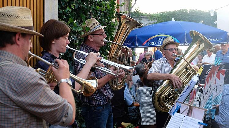 Die Gruppe " Ä Weng" beim HöflesfestFoto: Gerd Schaar