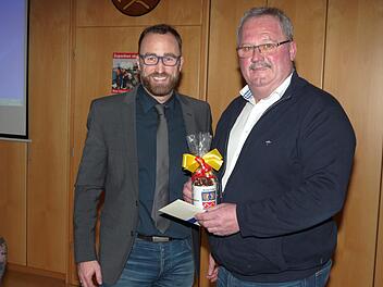 Auch nach seinem Ausscheiden aus dem   Ehrenamt des Gemeinderates wird Bernd Faber (rechts) der Gemeinde Weidhausen  als Integrationsbeauftragter erhalten bleiben. Den Weg dafür haben Bürgermeister Markus Mönch (links)  und der Gemeinderat mit einem einstimmigen Beschluss frei gemacht.