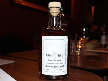 Ehrlich und rauchig sollte er sein: Doch bis der Coburger Whisky "Glen Idis" fertig war, hat Matthias Kornherr lange experimentiert.Foto: Oliver Schmidt
