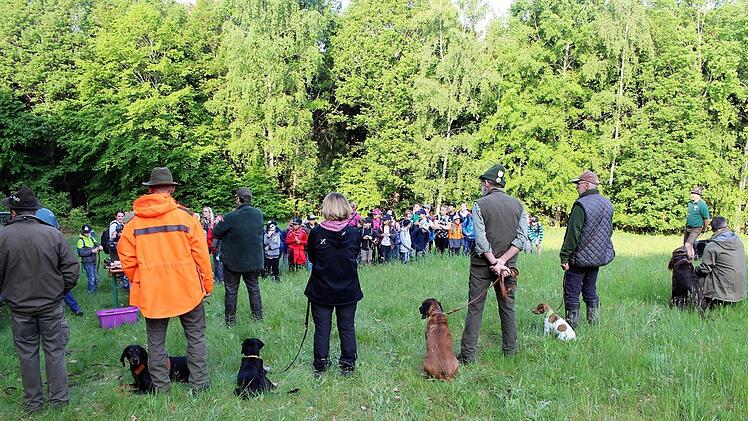 Die Jäger begrüßen die Schüler zum Projekttag Wald und Jagd im Riedenberger Staatswald.