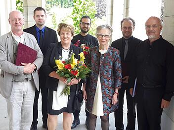 Die Damen gratulierten den Herren: Bürgermeisterin Brigitte Meyerdierks (vorne, links) und die stellvertretende Bezirkstagspräsidentin Adelheid Zimmermann mit den Preisträgern (von rechts) Albrecht Haaf, Andreas Luca Beraldo, Dominik Johannes Dieterle, Jens Klimek und  Benedikt Burghardt. Foto: Rolf Pralle