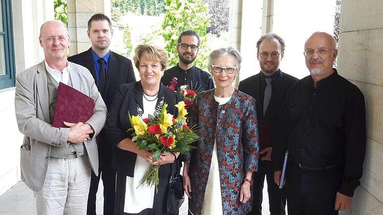 Die Damen gratulierten den Herren: Bürgermeisterin Brigitte Meyerdierks (vorne, links) und die stellvertretende Bezirkstagspräsidentin Adelheid Zimmermann mit den Preisträgern (von rechts) Albrecht Haaf, Andreas Luca Beraldo, Dominik Johannes Dieterle, Jens Klimek und  Benedikt Burghardt. Foto: Rolf Pralle