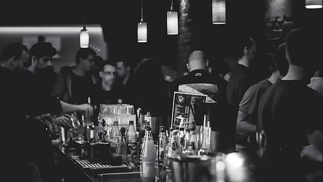 Hangxiety kombiniert einen Hangover mit Angst.