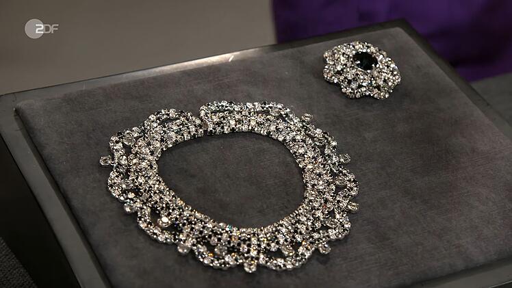 Collier und Brosche von Christian Dior aus dem Jahr 1961 sahen edel aus, waren jedoch nur Modeschmuck und 600 Euro wert. Friedrich H&auml;usser machte mit 320 Euro das h&ouml;chste Gebot.
