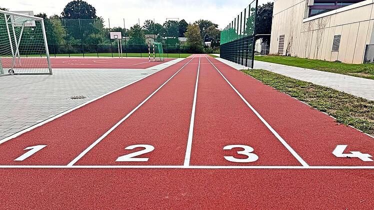 Neben der 100-Meter-Laufbahn sind an der Michelauer Schule auch ein Fu&szlig;ballrasenplatz, ein ein Mehrzweckspielfeld eine Hochsprunganlage, eine Kugelsto&szlig;anlage, eine Weitsprunganlage und ein Beachvolleyballfeld neu entstanden. Gemeinde Michelau