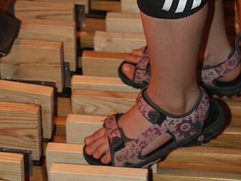 Katharina Pfretzschner freut sich über die "höhergelegten" Pedale der Schulorgel. Die jungen Musikschüler kommen sehr schnell damit zurecht. Foto: Marco Meißner