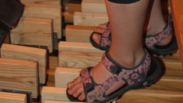 Katharina Pfretzschner freut sich über die "höhergelegten" Pedale der Schulorgel. Die jungen Musikschüler kommen sehr schnell damit zurecht. Foto: Marco Meißner