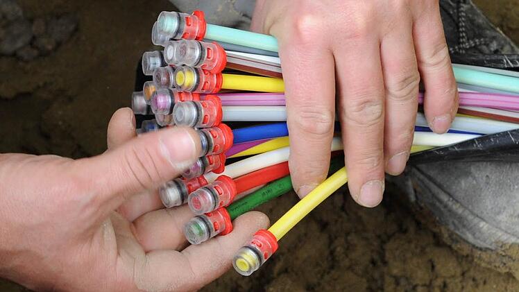 Glasfaserkabel werden Kupferkabel ersetzen, und damit sind hohe Datengeschwindigkeiten in Sand möglich. Zwischen der Vermittlungsstelle in Zeil und den zehn Kabelverzweigern in Sand baut die Telekom die neue Technik ein. Der ganze Ort kommt in den Genuss des schnellen Internets.  Foto: Peter Kneffel/dpa/Archiv