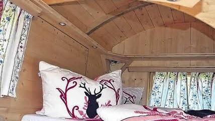 Gemütlich: Blick in die Schlafkoje eines Schäferwagens