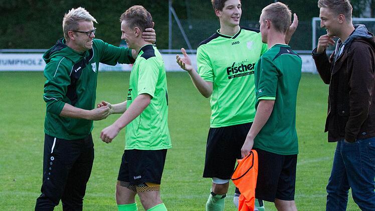 Die Freude und Erleichterung nach dem 2:1-Sieg in Redwitz ist Trainer Andreas Lang und den Spielern Hendric Marzog, Patrick Höhn und Daniel Herz sowie dem verletzten Andre Münch (von links) deutlich anzumerken. Foto: Heinrich Weiß