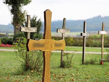 Auch einfache Gräber mit Holzkreuzen gibt es auf dem Ebensfelder Friedhof. Fotos: Tobias Kindermann