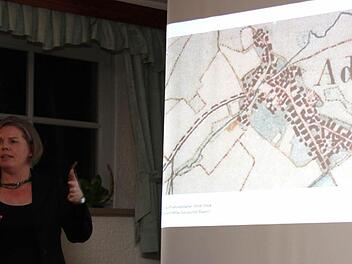 Kerstin Blum erläuterte die Entwicklung von Adelsdorf und seinen Ortsteilen.  Foto: Johanna Blum