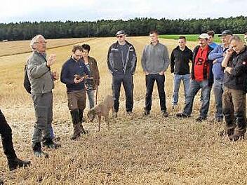 Waldbesitzer tauschen sich aus.  Foto: Mathias Erlwein
