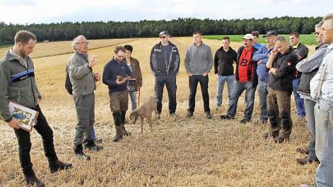 Waldbesitzer tauschen sich aus.  Foto: Mathias Erlwein