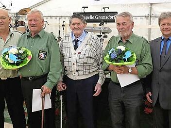 Beim Festkommers des Fischereivereins: Parlamentarischer Staatssekretär Stefan Müller, Vorsitzender Edmund Scheidel, Erich Fried, Alois Geyer, Werner Junggunst, Bürgermeister Norbert Walter, Landrat Alexander Tritthart Foto: Johanna Blum