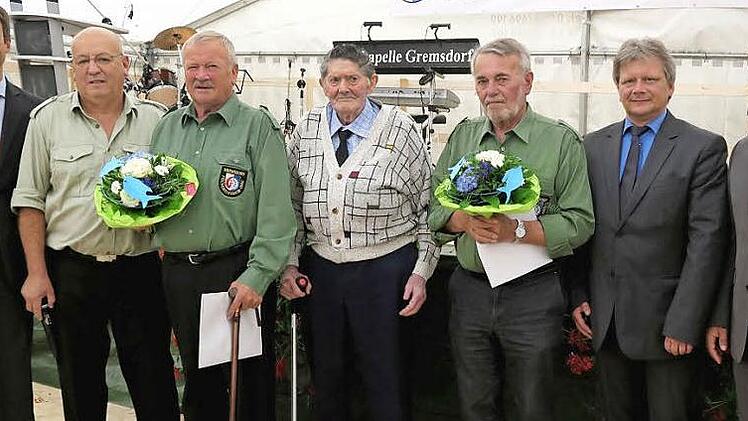 Beim Festkommers des Fischereivereins: Parlamentarischer Staatssekretär Stefan Müller, Vorsitzender Edmund Scheidel, Erich Fried, Alois Geyer, Werner Junggunst, Bürgermeister Norbert Walter, Landrat Alexander Tritthart Foto: Johanna Blum