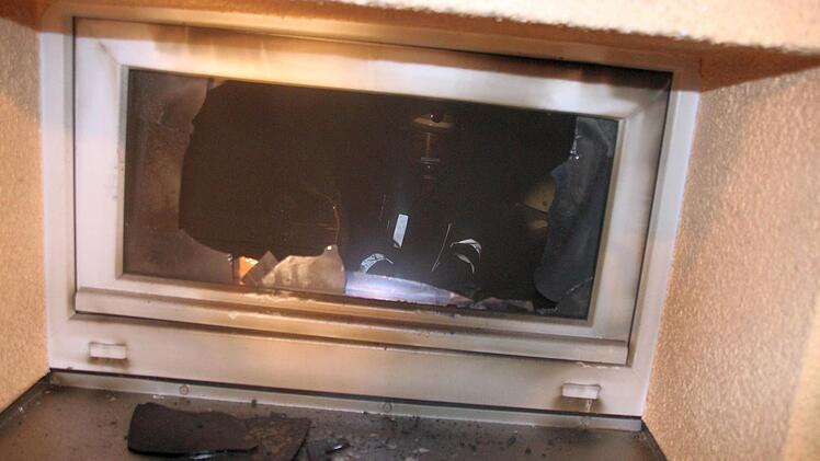 Blick durch eines der Kellerfenster  Foto: Friedwald Schedel
