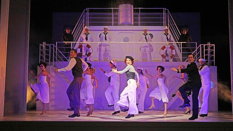Schwungvolle Premiere: Reichlich Beifall gab es für die Neuinszenierung von "Anything Goes" am Landestheater Coburg. Foto: Henning Rosenbusch