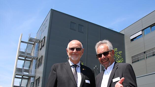 Die Labor-L+S-AG-Gr&uuml;nder Bernd Sonnenschein und R&uuml;diger Leimbeck vor dem Neubau. Foto: Ralf Ruppert
