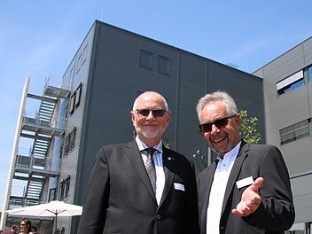 Die Labor-L+S-AG-Gründer Bernd Sonnenschein und Rüdiger Leimbeck vor dem Neubau. Foto: Ralf Ruppert