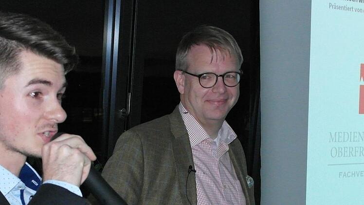 Auszubildender Yannick Schmidtlein begrüßte die Gäste. Rechts Referent Markus Ewald.
