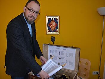 Der evangelische Pfarrer Lutz Mertten hat mit Unterstützung von  Schülern des Gymnasiums Bad Königshofen und ihrem Lehrer, Rainer Seelmann, den Koffer ausgestattet. Hier zum Beispiel eine Nachbildung einer Thora. Foto: Hanns Friedrich