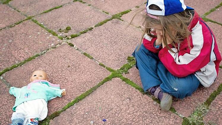 Bilddateien mit schwerem sexuellem Missbrauch von Kindern hatte ein 52-Jähriger auf seinem Rechner und Handy. Foto: Patrick Pleul/dpa
