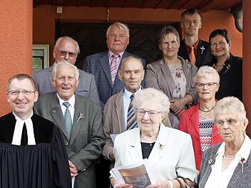 Diese Frauen und Männer feierten mit Pfarrer Hans-Peter Göll (links) in der Kirche im Grund ihre Jubelkonfirmation.  Foto: Michael Wunder