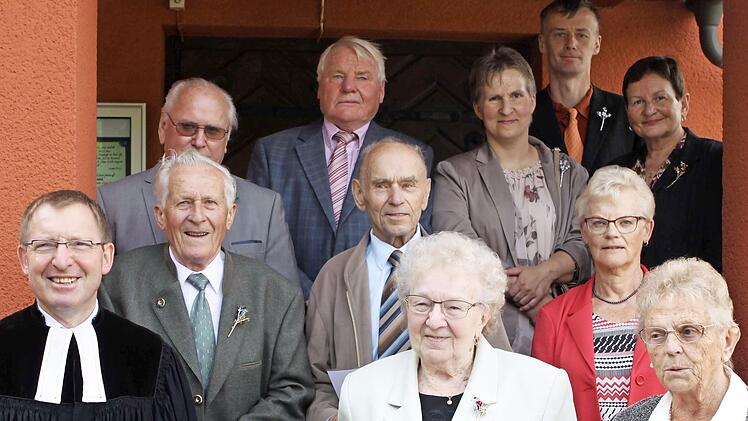 Diese Frauen und Männer feierten mit Pfarrer Hans-Peter Göll (links) in der Kirche im Grund ihre Jubelkonfirmation.  Foto: Michael Wunder