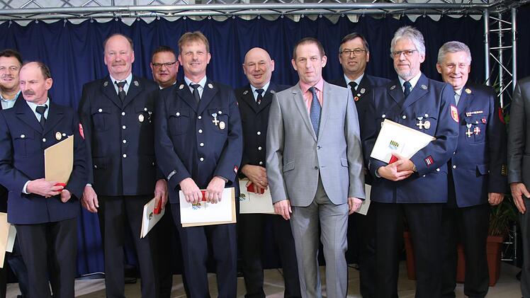 Der amtierende Landrat Rainer Mattern zeichnete Neustadter Feuerwehrleute für ihren langjährigen Dienst aus: Für 40 Jahre (links) erhielten sie das Feuerwehrehrenzeichen in Gold.  Foto: Michael Stelzner
