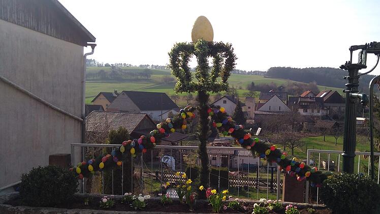 Die Gartenfreunde f&uuml;r Dorfkultur Windheim haben den Dorfbrunnen mit 1000 Ostereiern geschm&uuml;ckt. Martina Schottorf