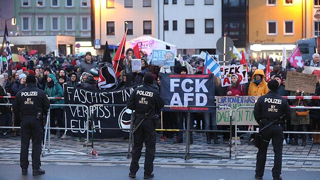 Etwa 1000 B&uuml;rger demonstrieren gegen eine Kommunalwahlkampf-Veranstaltung der AfD in der Stadthalle in Kulmbach, bei der auch Bj&ouml;rn H&ouml;cke spricht. Am 15. M&auml;rz finden in Bayern Kommunalwahlen statt. Foto: Bodo Schackow/dpa