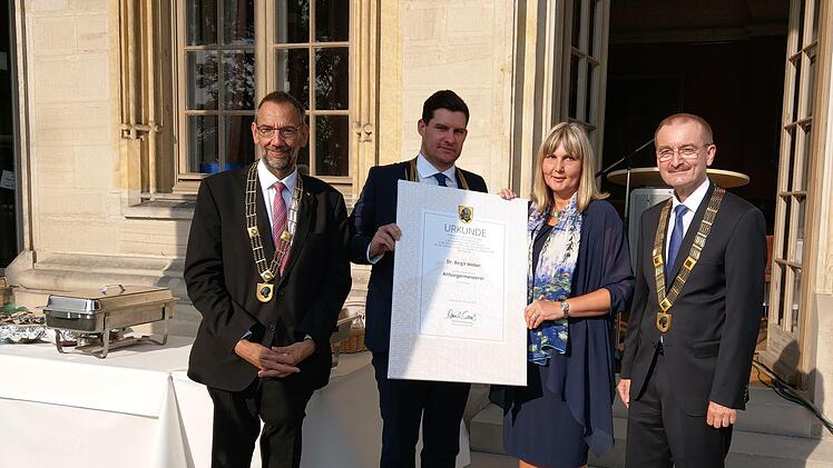 Urkundenübergabe (von links): 3. Bürgermeister Thomas Nowak, OB Dominik Sauerteig, Birgit Weber, 3. Bürgermeister Hans-Herbert Hartan. Foto: Simone Bastian