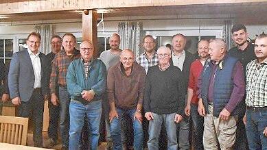 Der neue Vorstand mit Jagdvorsteher Markus Koch (rechts), den ausgeschiedenen Helmut Schindhelm (Dritter von rechts) und Dieter Koch (Sechster von rechts) sowie B&uuml;rgermeister Bernd Rebhan (Zweiter von links)