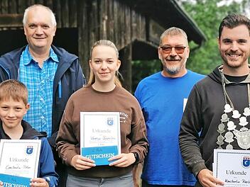 Das Bild zeigt (von links) Paul Neukel, Constantin Pieler, Klaus Böhnlein, Vanessa Bäuerlein, Peter Bäuerlein, Konstantin Raab und Wolfgang Krotil.