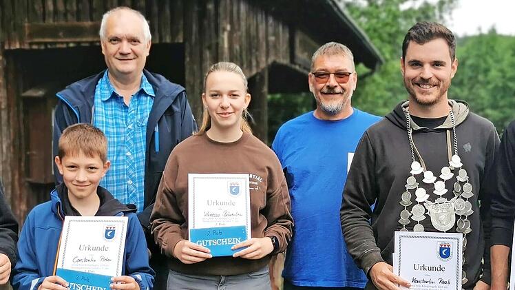 Das Bild zeigt (von links) Paul Neukel, Constantin Pieler, Klaus Böhnlein, Vanessa Bäuerlein, Peter Bäuerlein, Konstantin Raab und Wolfgang Krotil.