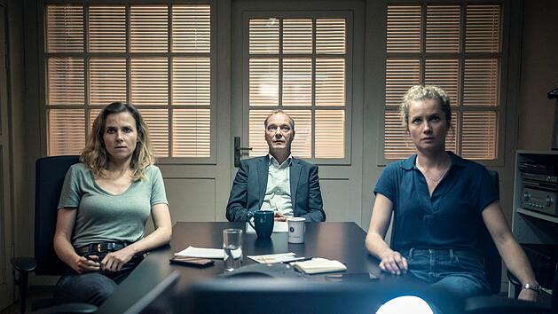 Im Dresdener "Tatort: Katz und Maus" (2022) bekommen es Karin Gorniak (Karin Hanczewski, links), Peter Schnabel (Martin Brambach) und Leonie Winkler (Cornelia Gröschel) mit einem Entführer zu tun, der in einer eigenen Realität zu leben scheint.