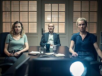 Im Dresdener "Tatort: Katz und Maus" (2022) bekommen es Karin Gorniak (Karin Hanczewski, links), Peter Schnabel (Martin Brambach) und Leonie Winkler (Cornelia Gröschel) mit einem Entführer zu tun, der in einer eigenen Realität zu leben scheint.