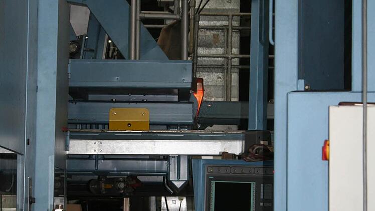 Hier ist der Anfang der Maschine - und dann geht es noch 52 Meter durch die Halle.