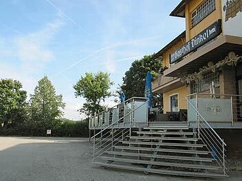 Jürgen Dinkel hat die Genehmigung für seine Terrasse nachträglich erhalten - die erforderlichen Stellplätze werden nachgewiesen, sollen aber noch markiert werden. Foto: Monika Schütz