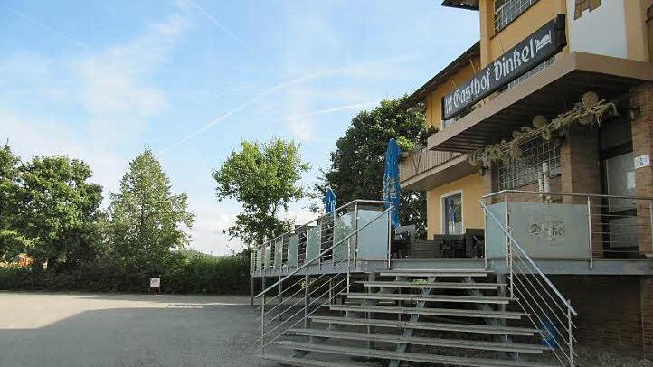 Jürgen Dinkel hat die Genehmigung für seine Terrasse nachträglich erhalten - die erforderlichen Stellplätze werden nachgewiesen, sollen aber noch markiert werden. Foto: Monika Schütz
