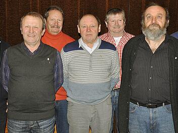 Vereinstreue: Der SV Rothhausen ehrte Mitglieder (von links: 2.Bürgermeister Alfons Gundelach, Werner Müller, Roland Beck, Hilmar Kehl, Julius Englert, Norbert Kehl und Vorsitzender Bernd Müller.  Foto: D. Wiener