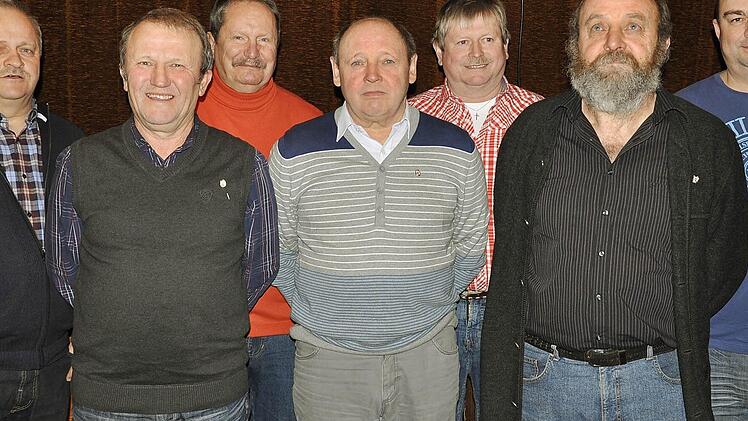 Vereinstreue: Der SV Rothhausen ehrte Mitglieder (von links: 2.Bürgermeister Alfons Gundelach, Werner Müller, Roland Beck, Hilmar Kehl, Julius Englert, Norbert Kehl und Vorsitzender Bernd Müller.  Foto: D. Wiener