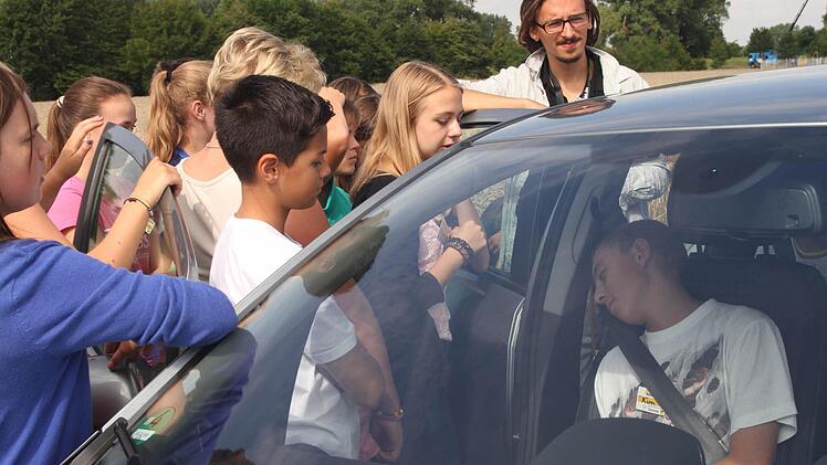 Eindrucksvoll wurde den Kindern gezeigt, wie gefährlich es ist, so im Gurt zu hängen und zu schlafen.