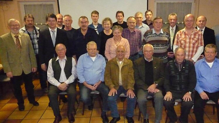 Alle Geehrten: (stehend):Waldemar Bug, Gebhard Zehe, Sandro Kirchner, Thomas Edelmann, Roland Steinbach, Roland Arnold, Janik Loibersbeck, Hannelore Antlitz, Rita Stürtzenberger, Reiner Schmitt, Christoph Reitelbach, Thomas Pölderl, Jürgen Kirchner, Walter Albert, Edgar Lang, Mathias Keßler, Christian Häfner, Udo Loibersbeck, Rainer Werner - (sitzend):Gerhard Antlitz, Günther Loibersbeck, Robert Seufert, Martin Franz, Paul Markart, Weibrecht Wehner; auf dem Bild fehlt Martin Ziegler. Foto: DJ...