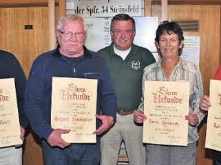Die Sportfreunde haben vier Ehrenmitglieder ernannt. Unser Bild zeigt (von links) Gerd Bach, Gerd Schweinitzer, den Vorstandsvorsitzenden Reinhold Heilmann, Doris Heilmann und Karl-Heinz Düll.  Fotos: Ulrike Langer