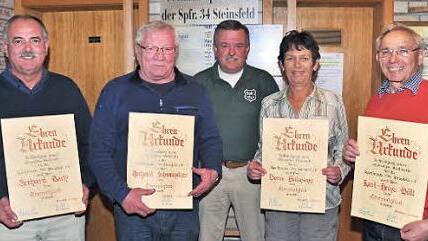 Die Sportfreunde haben vier Ehrenmitglieder ernannt. Unser Bild zeigt (von links) Gerd Bach, Gerd Schweinitzer, den Vorstandsvorsitzenden Reinhold Heilmann, Doris Heilmann und Karl-Heinz Düll.  Fotos: Ulrike Langer
